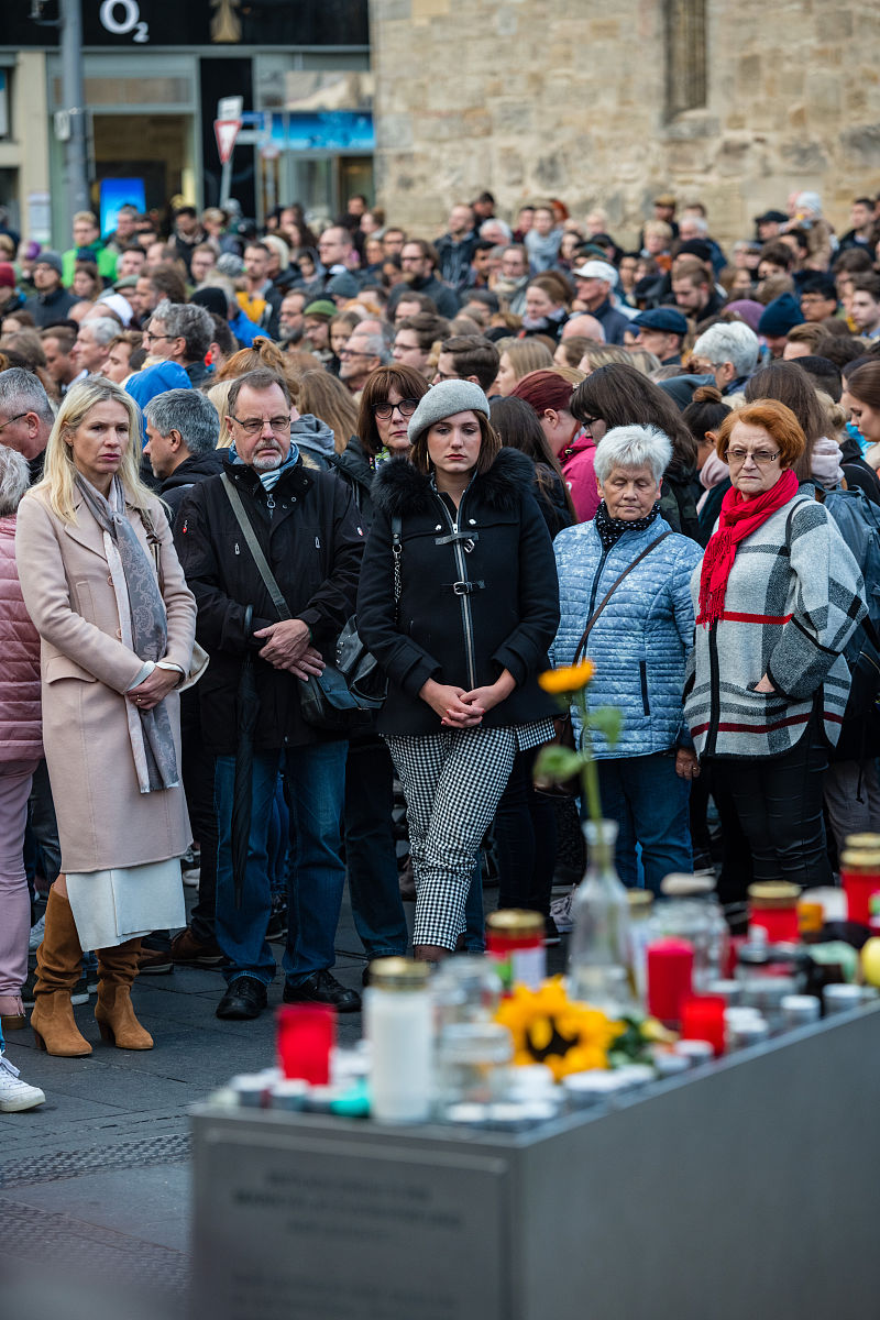 bilibili 上的 lks 是虚拟主播吗？如果是请给我引用来源。