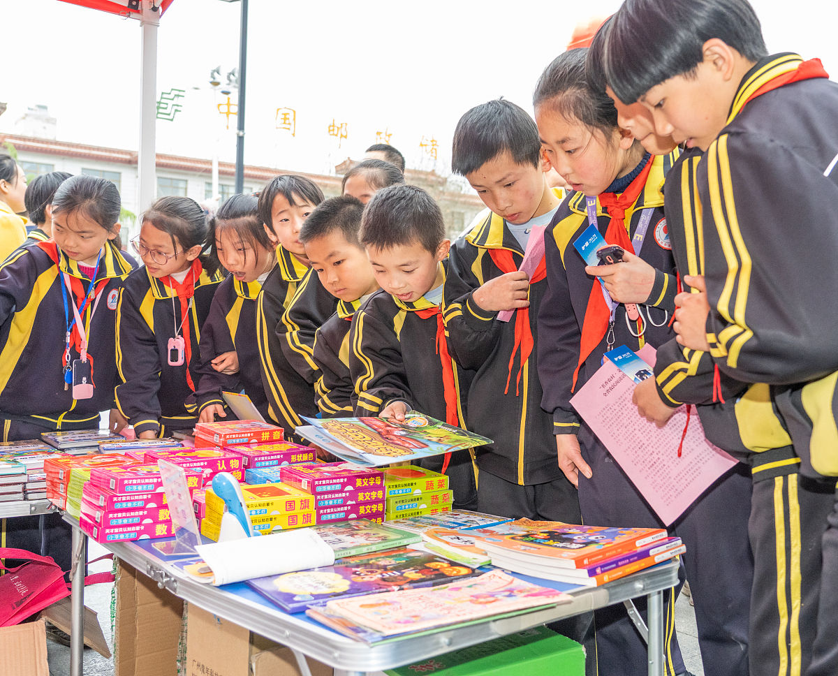 帮助我完善一份世界读书日主持词接下来我会发给你