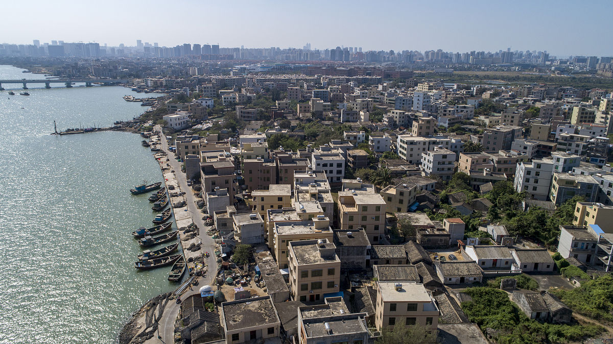 2020年1月2日,俯瞰海南省海口市三联村,渔船来往,它身后就是城市.