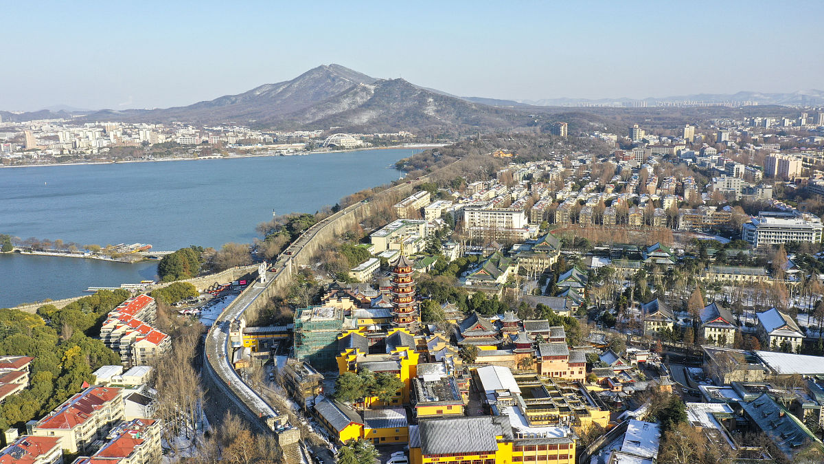 2020年12月30日,南京,航拍城区雪景.鸡鸣寺.
