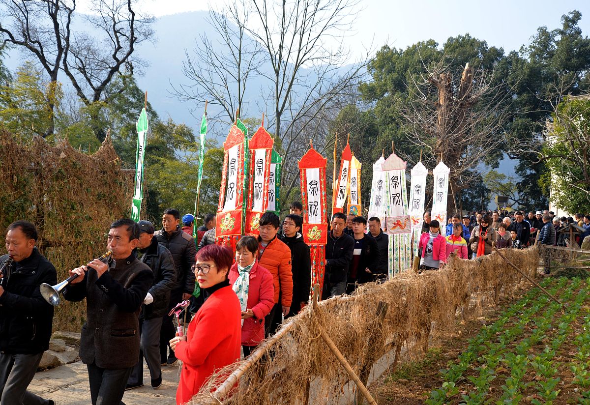 把祖先当成神灵一样崇拜成为客家人丧葬文化、信仰民俗的一个主要内容。客家人的祭祀分为公祭和私祭两种。私祭也叫家祭指单家祭礼;公祭也叫宗祭是由同一宗族或多个房系的人为纪念始祖或始迁祖而举行的大型祭拜活动。基于长幼有序的道理公祭活动一定要先于私祭。客家人对自己的祖宗非常崇敬草鞋脚上灵牌背上即使在漂泊不定的生涯中也要背着祖宗的灵牌随时供奉。为了方便家祭客家人居住的堂上必设神龛龛中用红纸或木牌书写某某指郡望