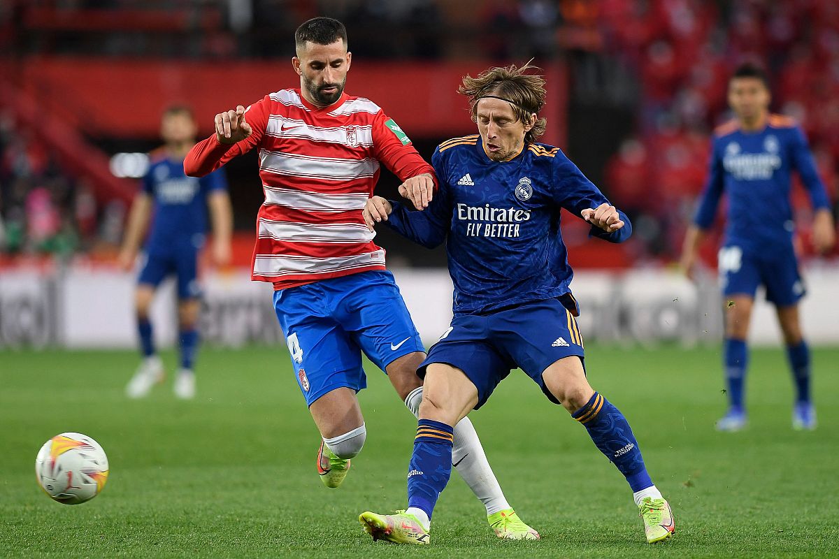 I want to write an autograph request to Real Madrid FC Players especially for Vinicius Jr and Luka Modric in 1000 words can you give me an example