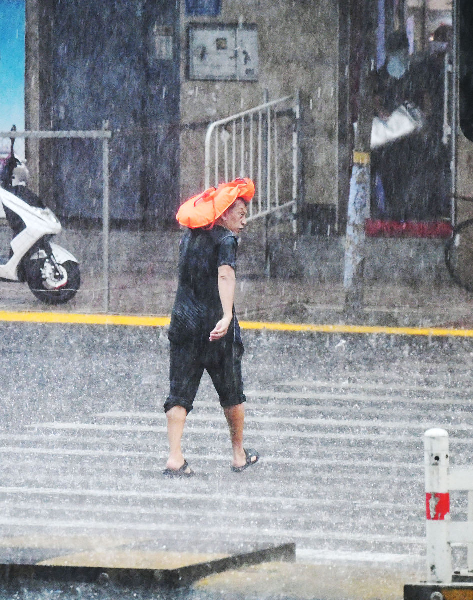 2020年7月22日,哈尔滨下午迎来阵雨,刚开始下的时候还有冰雹,阵雨下的