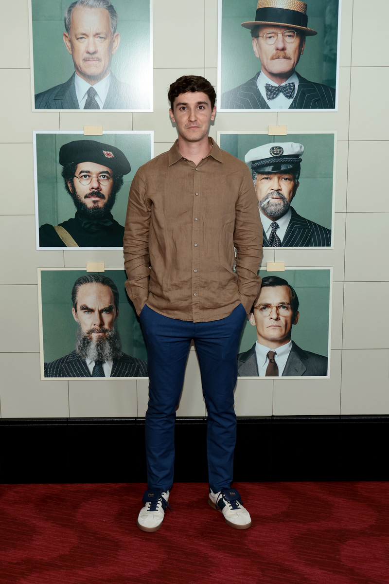 用美式英语写3条关于男士时尚秋冬翻领开衫纽扣针织衫男士毛衣 深灰色 L产品的正面评论。内容附带评论标题评论单词数量小于40个单词。