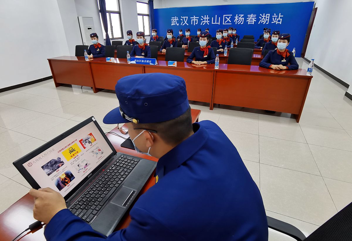 把以下内容丰富：针对在攻防演练行动中发现的问题进行重新排查梳理全面总结攻防演练各阶段的工作情况包括攻击情况、防守情况、安全防护措施、监测手段、响应和协同处置等形成总结上报中心领导进一步提高网络安全保障能力。