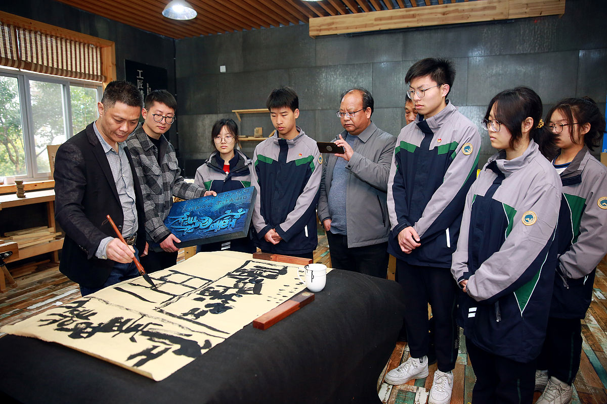 2021年3月20日,金华,浙江省书法家协会刻字委员会的老师为该校师生进