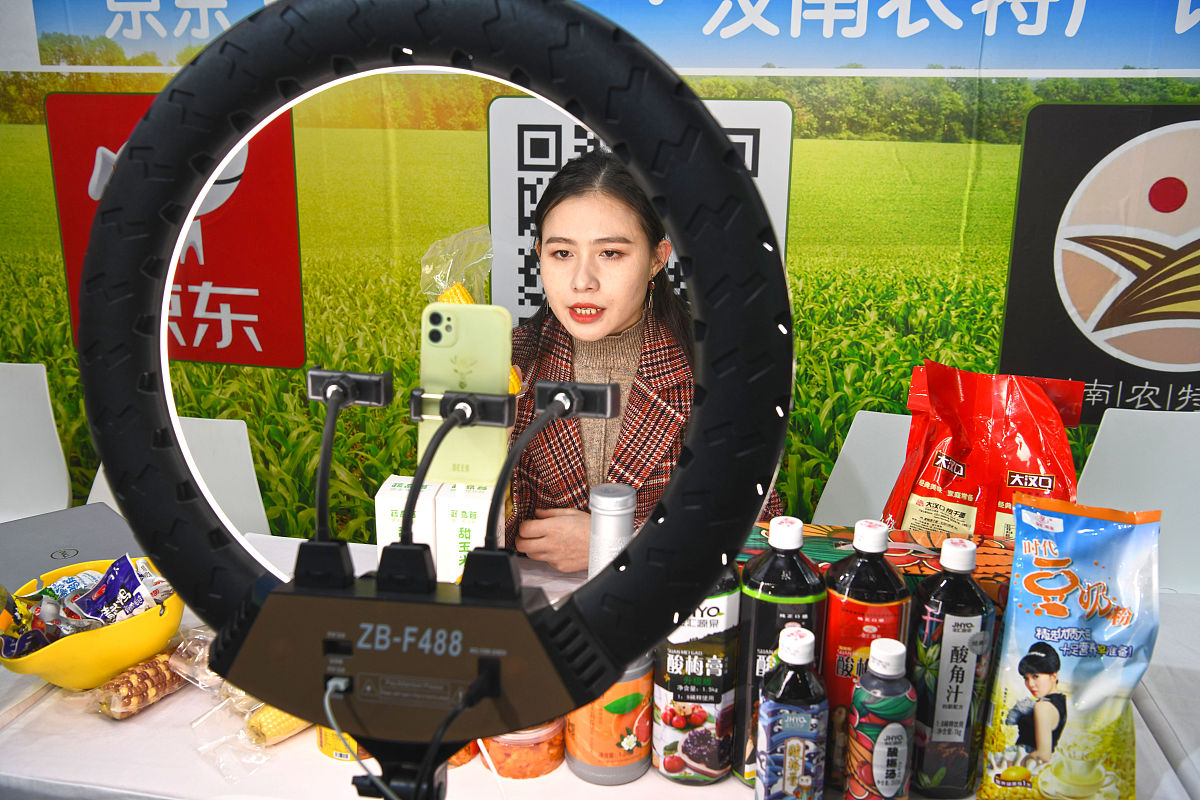 乾县联社关于涉农金融服务的自查报告咸阳审计中心： 根据《陕西银保监局办公室关于开展涉农金融服务自查排查的通知》陕银保监办便函〔2023〕431号文件要求为推动巩固拓展脱贫攻坚成果同乡村振兴有效衔接考核评估各项要求落实落细以问题整改推动涉农金融服务质效持续提升以高质量金融服务助力涉农经营主体发展为全面推进乡村振兴、加快建设农业强省贡献金融力量。我联社高度重视对涉农金融服务情况进行自查现就我联社