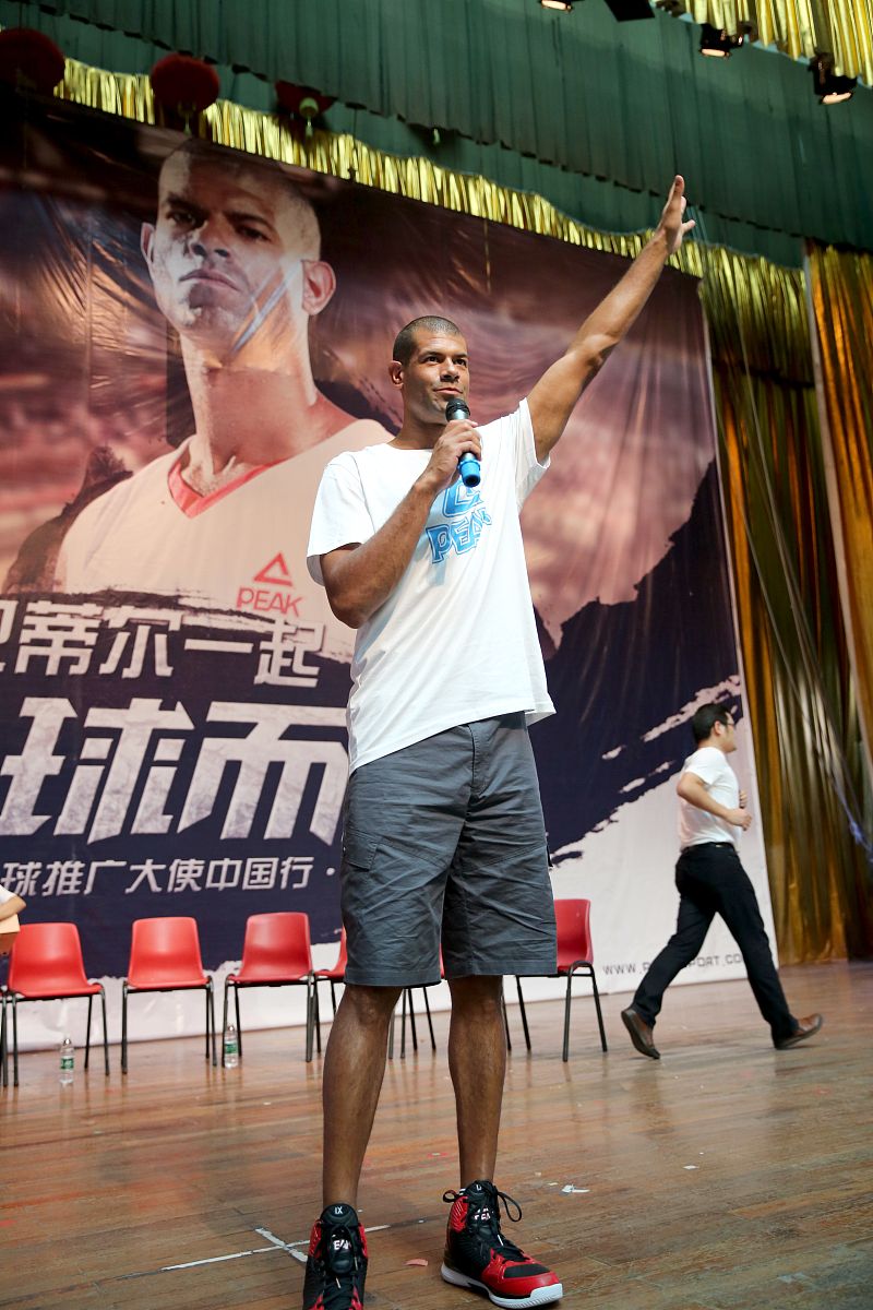 2014年8月28日,福建泉州,巴蒂尔中国行抵达福建,受球迷热捧现场秀书法