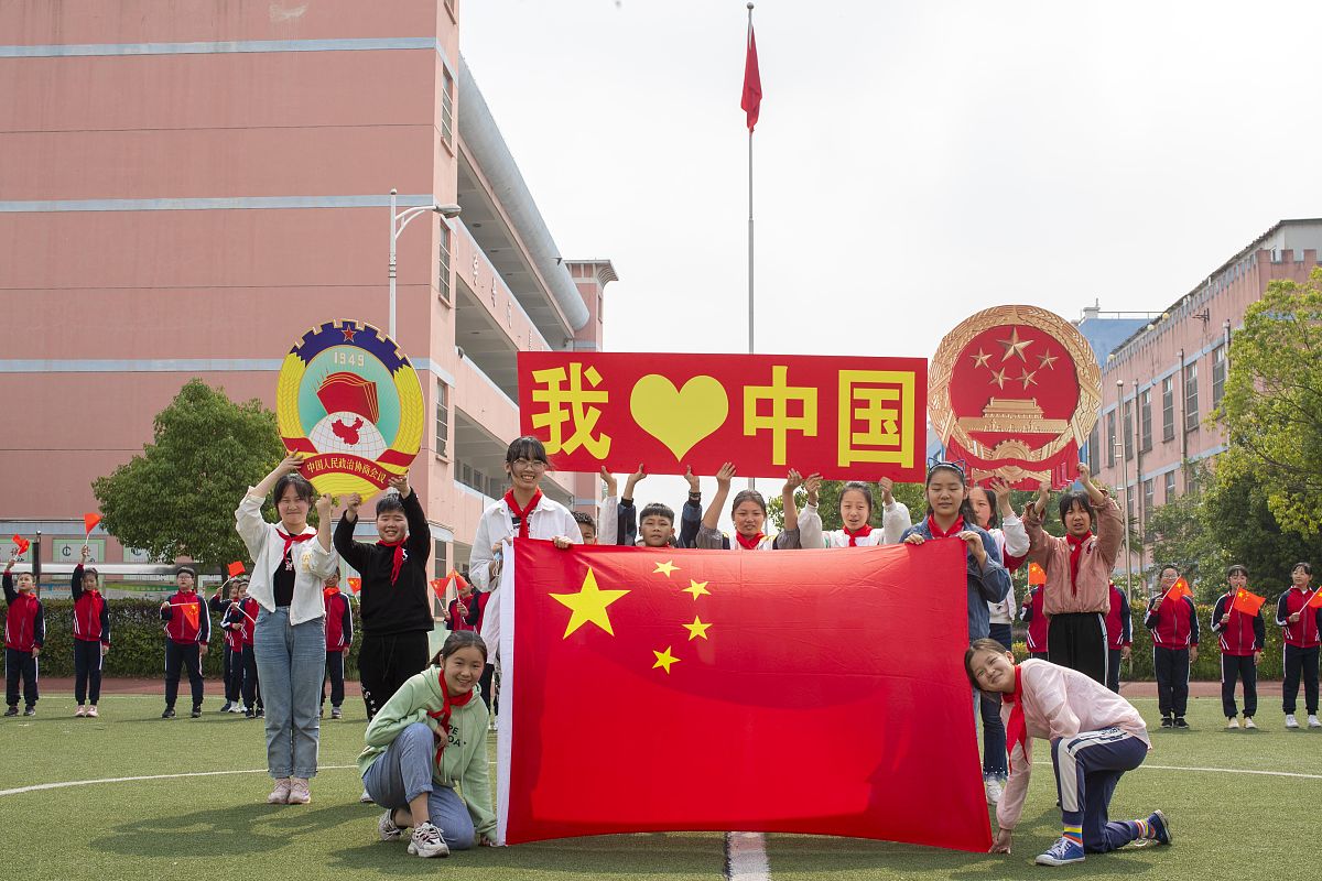 高中生'爱我校园'主题班会策划：精彩活动和内容