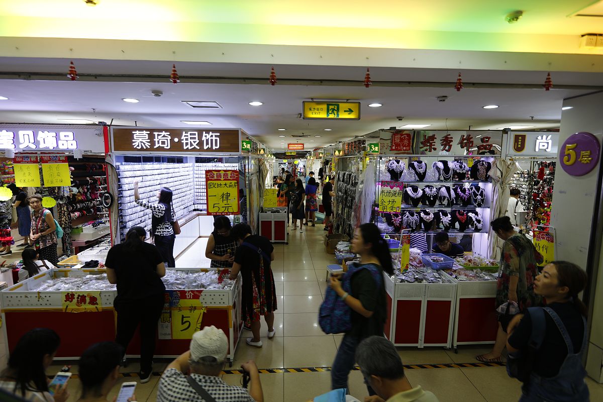 2017年9月<strong>6</strong>日,北京天意小商品批发市场里人头攒动,商家最后大甩货吸引