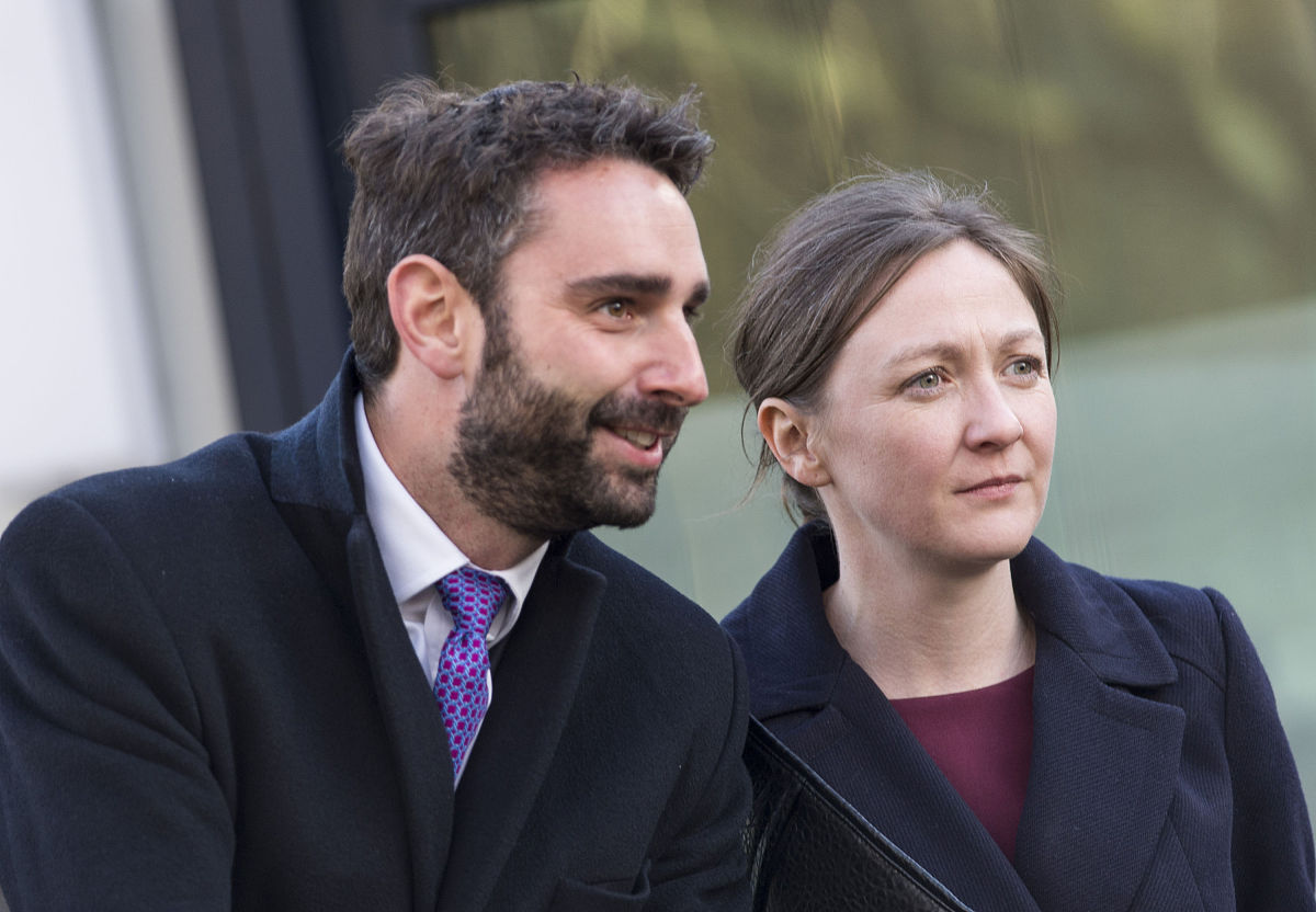 at school和at the school的区别