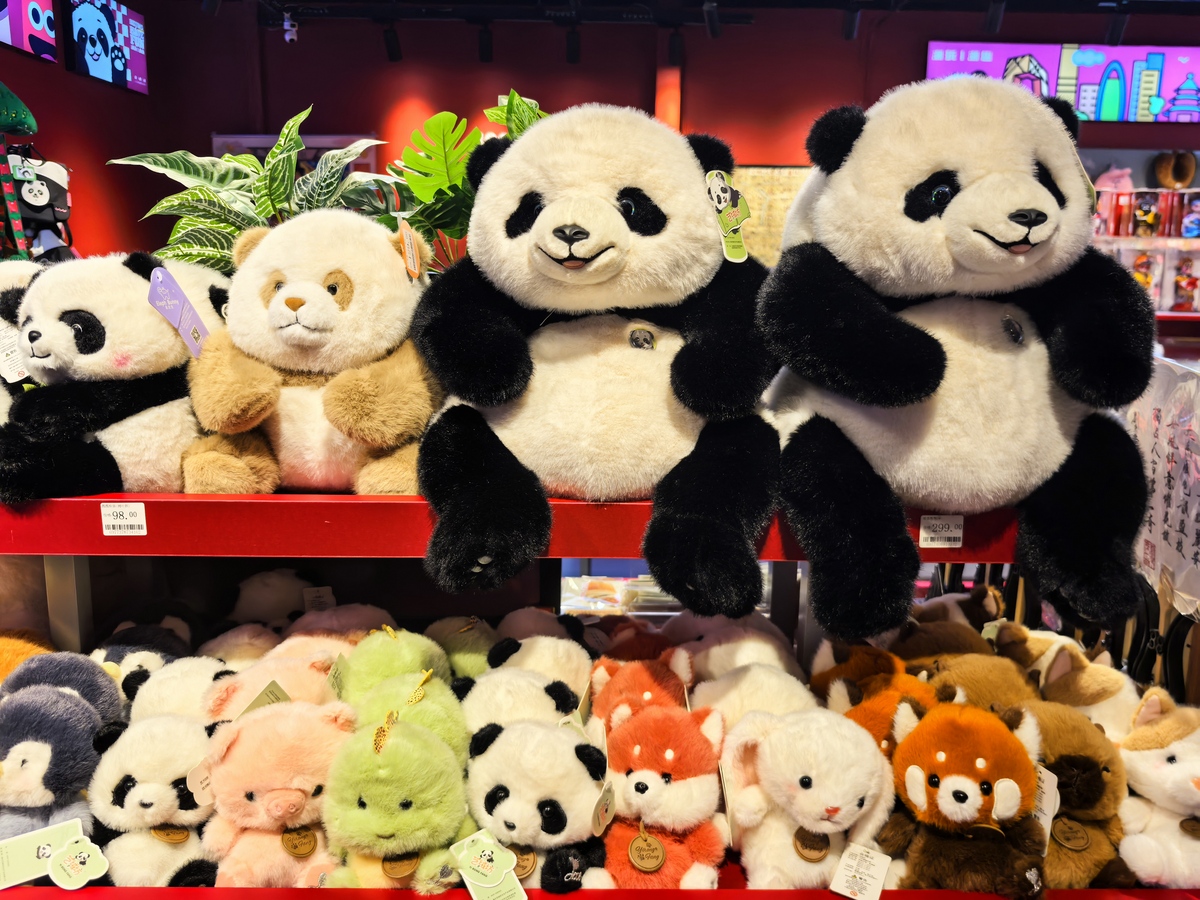 请为以下商品拟定电商平台标题文案：玩偶、女式套装、运动鞋