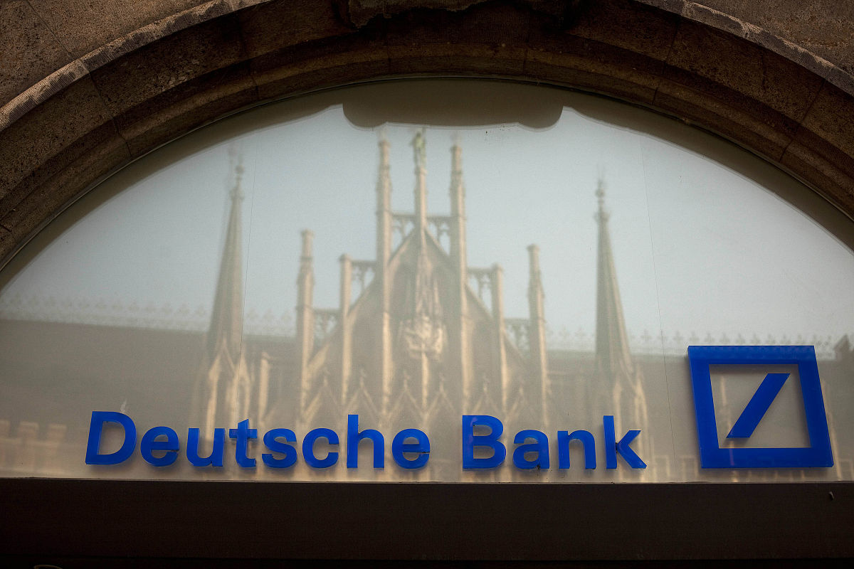 在心理学中解释在伦理判定中是如何进行风险收益比判断的。简要描述用来评价潜在收益时主要考虑研究项目的哪些特征。解释为什么研究不能完全归避风险描述研究者用来检验被试是否处于风险中的标准。简要描述被试的哪些特征影响风险评价。