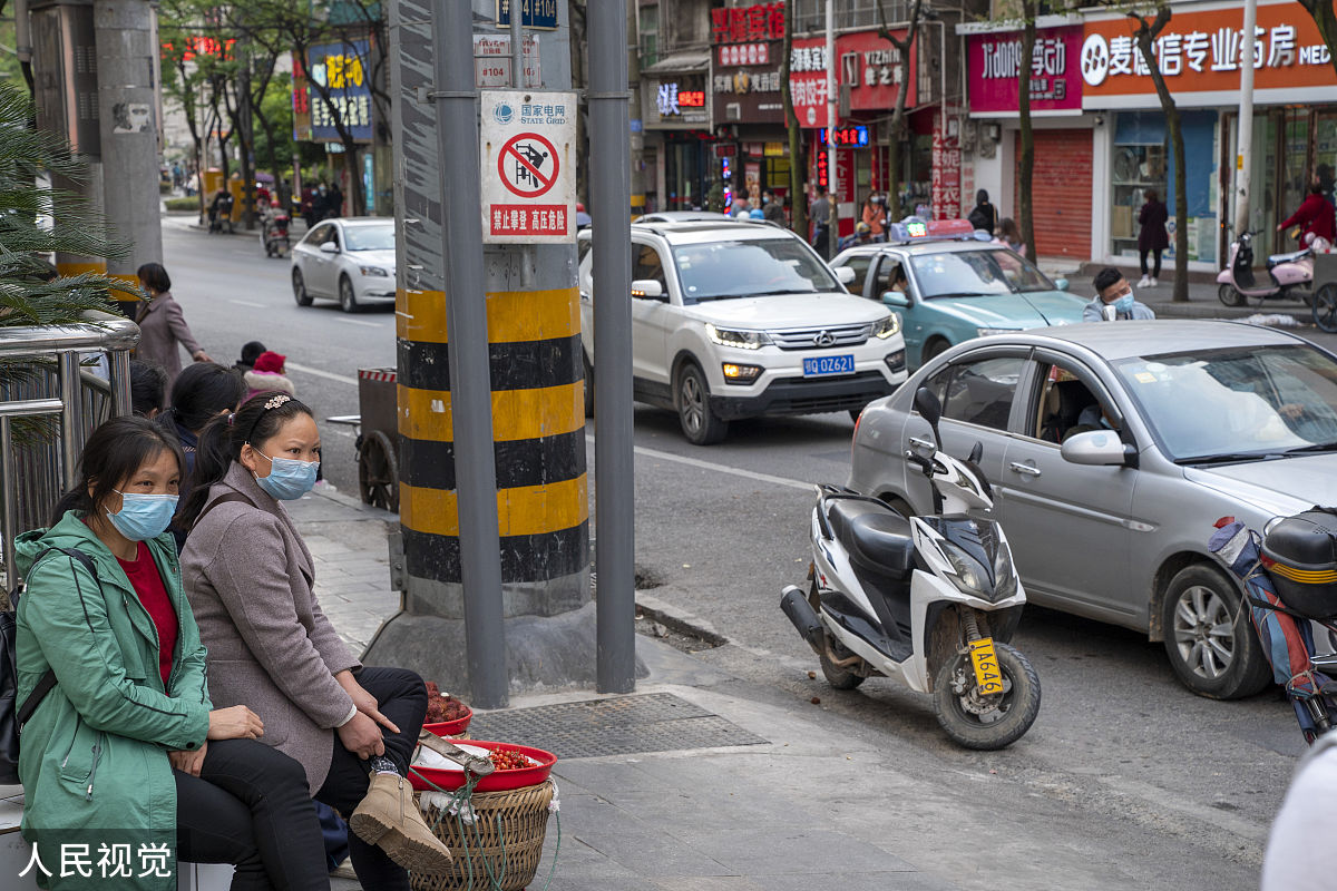 社区温馨提醒：道路监控已启用，请家长管教好孩子，避免破坏公物