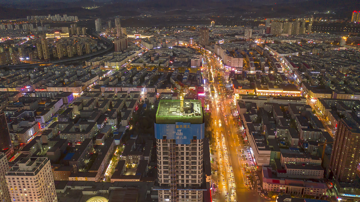 2020年10月19日,吉林省吉林市灯火辉煌的市中心夜景,在建的新楼盘天河
