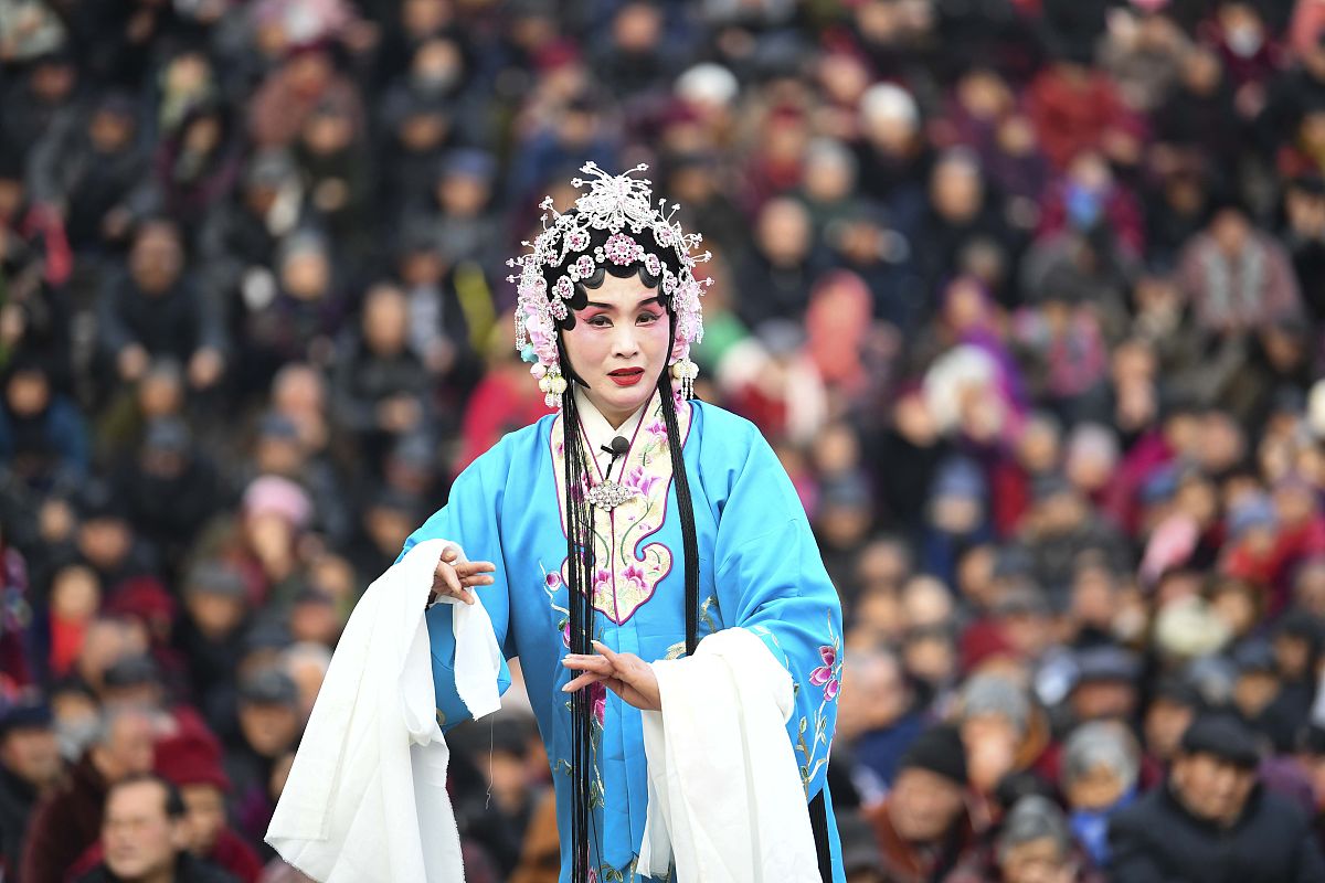 2019年2月19日,安徽亳州,演员在魏武广场天幕剧场表演梆剧《清风亭》.