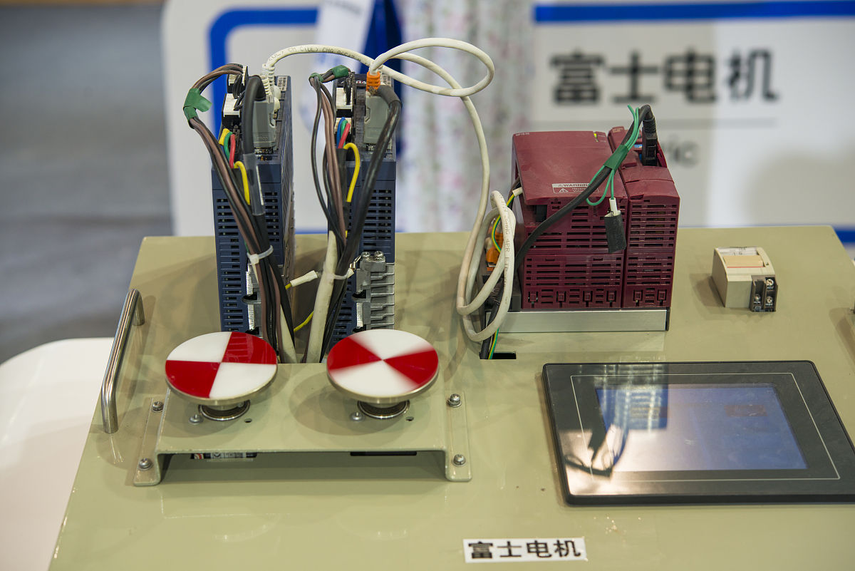 你在实习中接触到的生产设备或企业产品中涉及到的电机的类型有哪些？请回答设备名称和电机类型交流或直流、同步或异步、单相或三相、有刷或无刷。结合其中一种设备分析其运动控制要求和电机控制方法。
