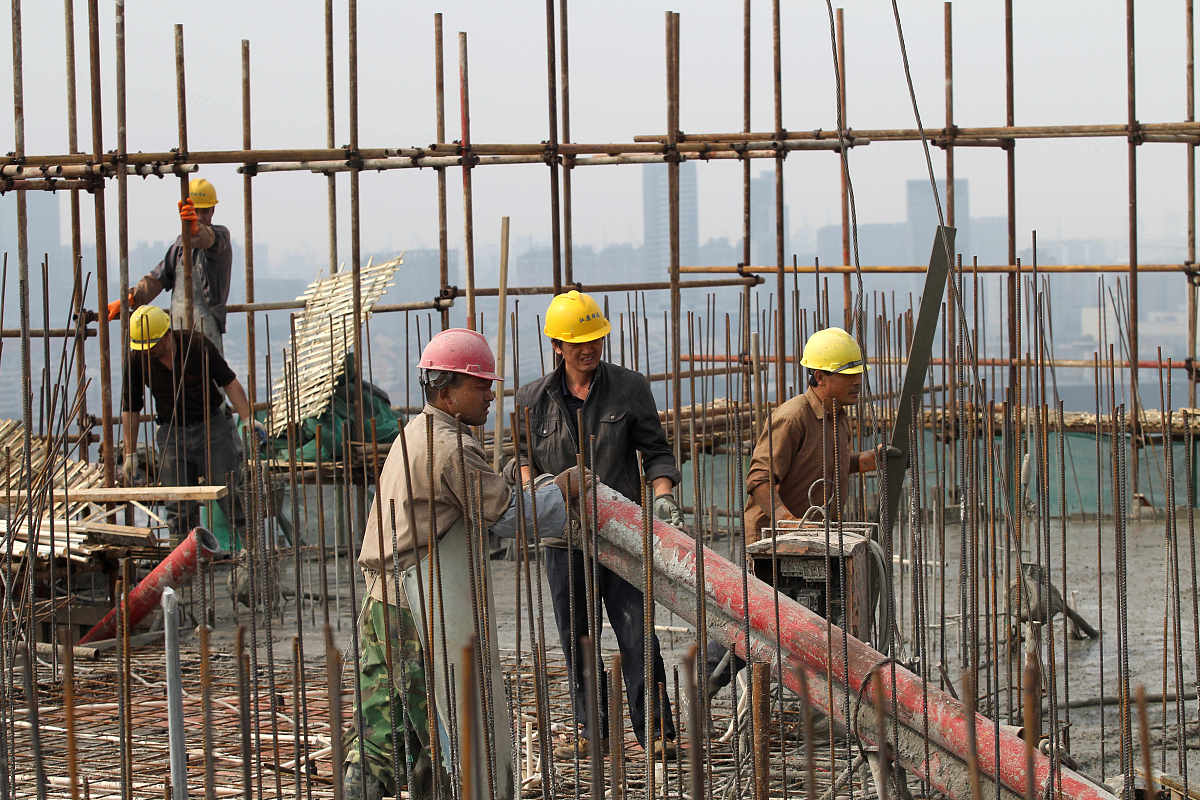 2012年10月6日,工人在江苏省南通市一保障房施工现场进行高空作业.