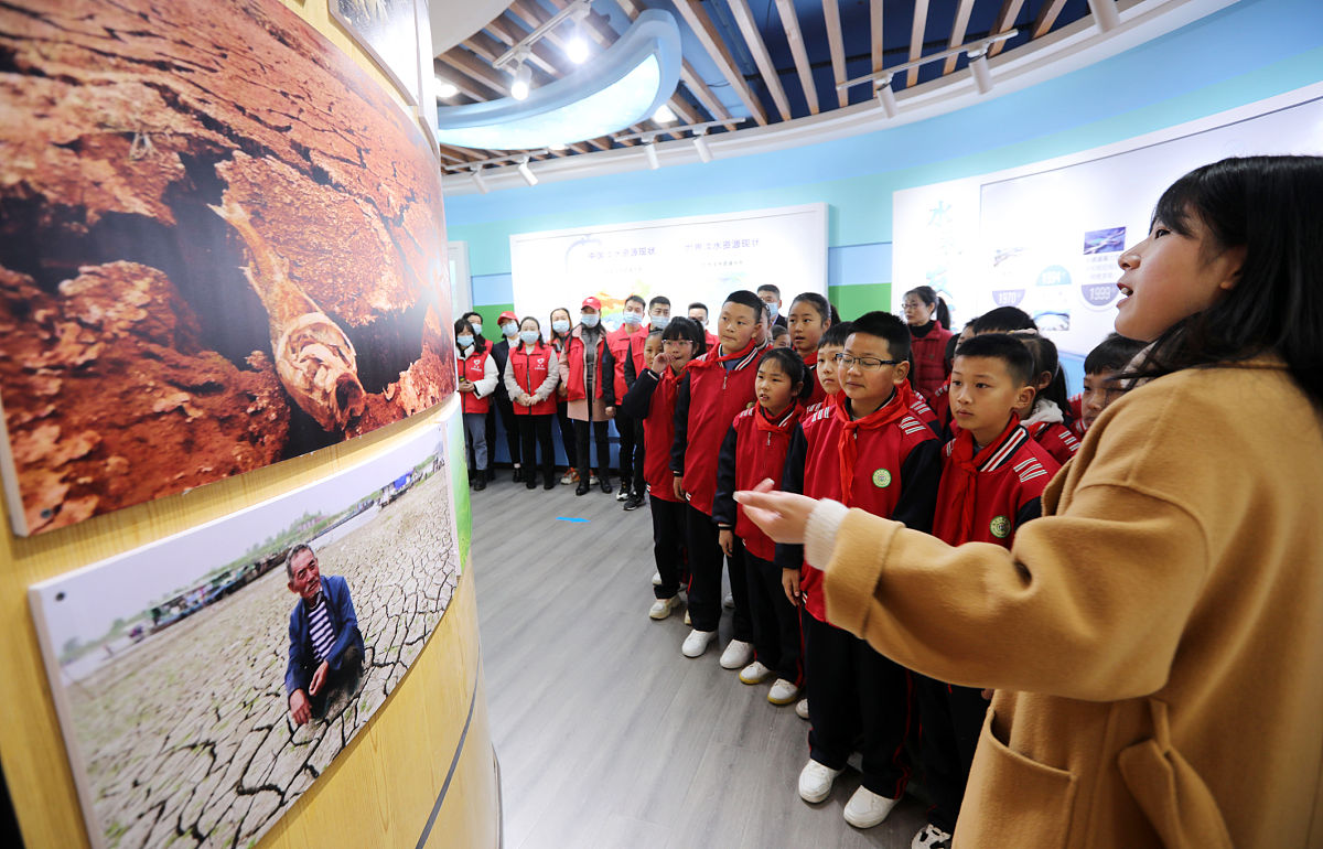 7月21日号声响亮暑期社会实践团队来到了保定博物馆保定博物馆设有8个展厅集文物收藏、保护研究、展示教育为一体全方位展现了燕文化、汉文化、直隶文化、红色文化等在全国具有重要影响力的保定特色地域文化是精神文化传承高地的有效支撑降重这段话