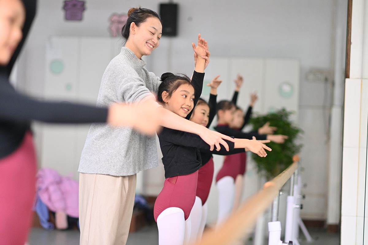 重庆舞蹈学校是公立的吗