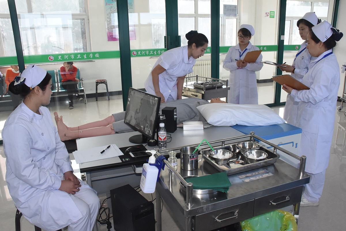 重庆卫校就业率排名：哪所学校就业前景最好？