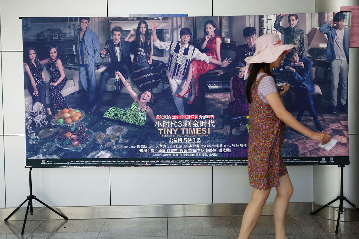 如何解决电影排片问题并找到最小放映厅数？