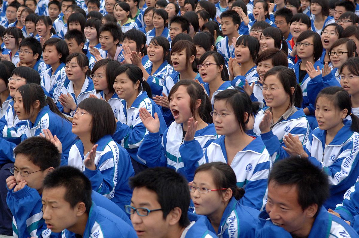 2008年4月21日,成都,精彩的川剧表演引起中学生极大的兴趣.
