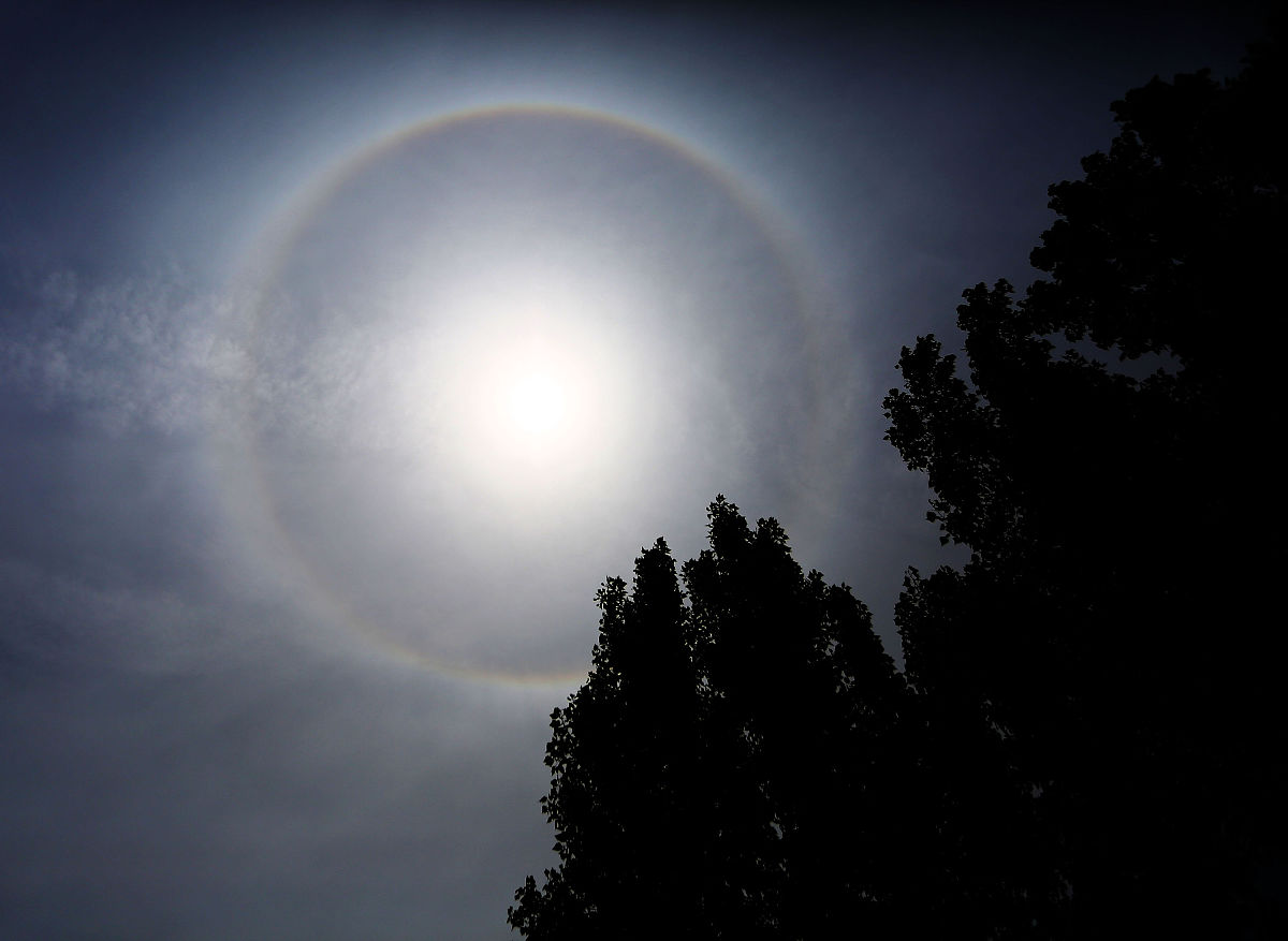 2018年5月18日,山东省枣庄市天气晴好,天空中出现日晕景观.
