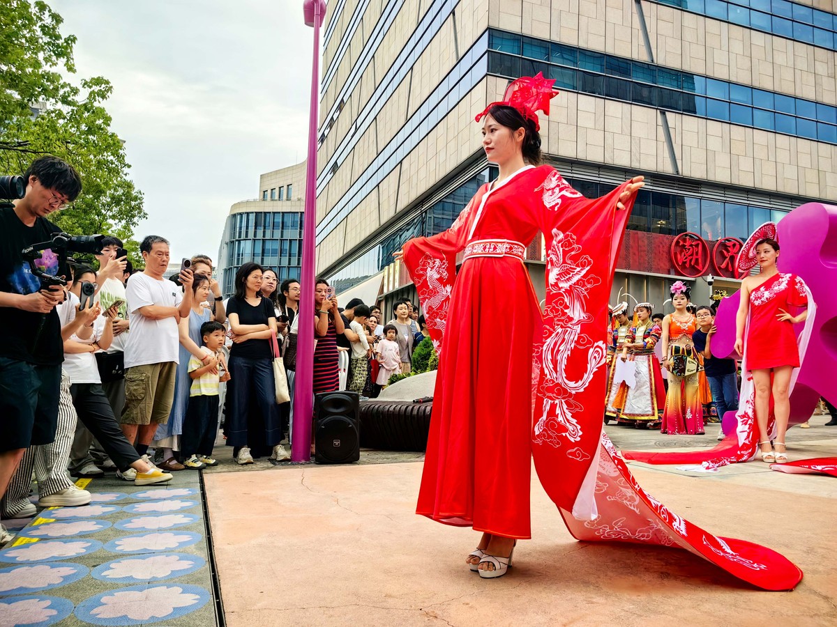 设计一个宋朝名人的cosplay show要有八个出场的演员请设计一下脚本。前面的不满意才请再设计一个版本。请以古代人穿越到现代的形式来呈现
