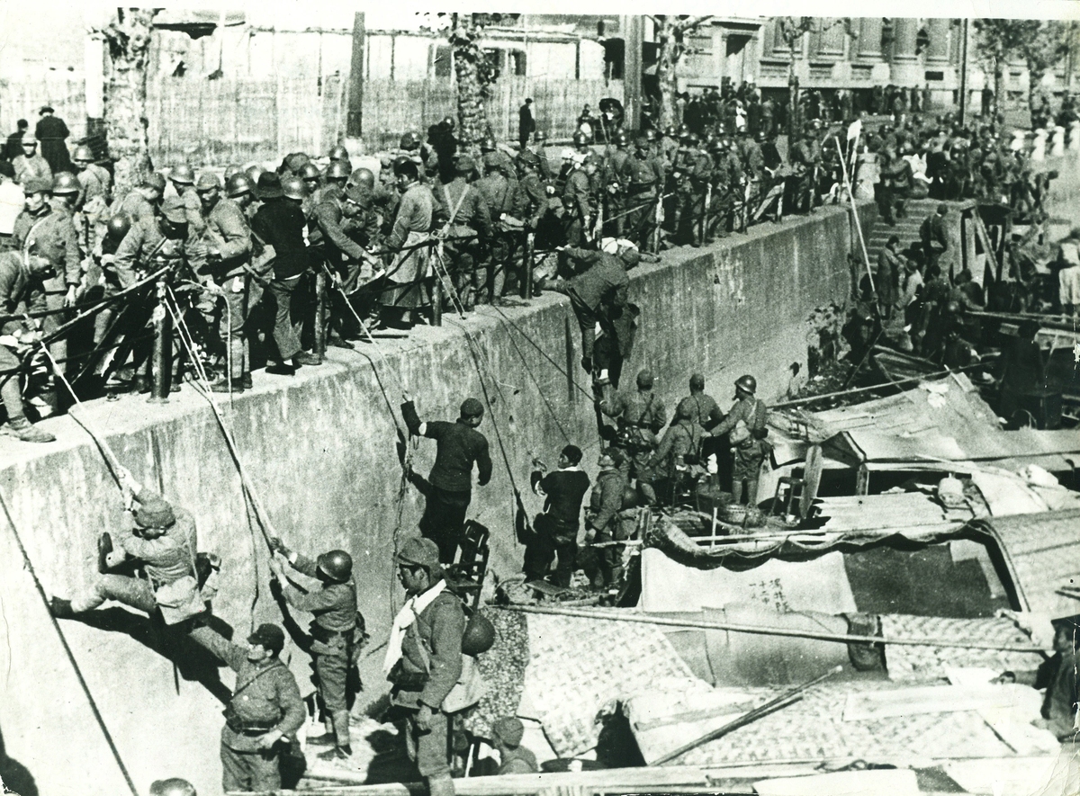 论战争胜负的决定因素是人还是武器？要点：1、依靠人民群众进行战争如何正确处理人与武器的关系？2、战争的重要因素是什么？决定的因素是人还是物？3、把人和武器作为一个统一体来看显然什么的作用是决定性的。四千字论文