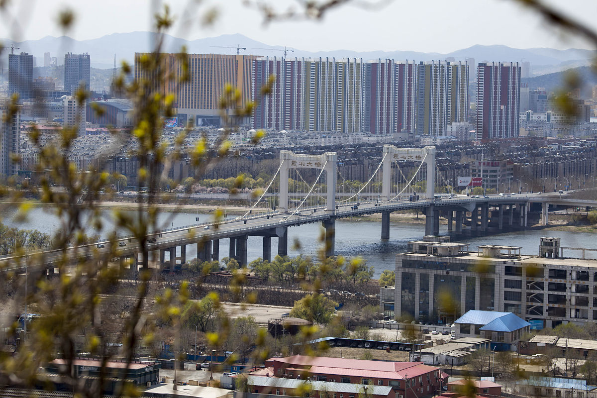 2016年4月28日,吉林省吉林市,春天里的雾凇大桥.