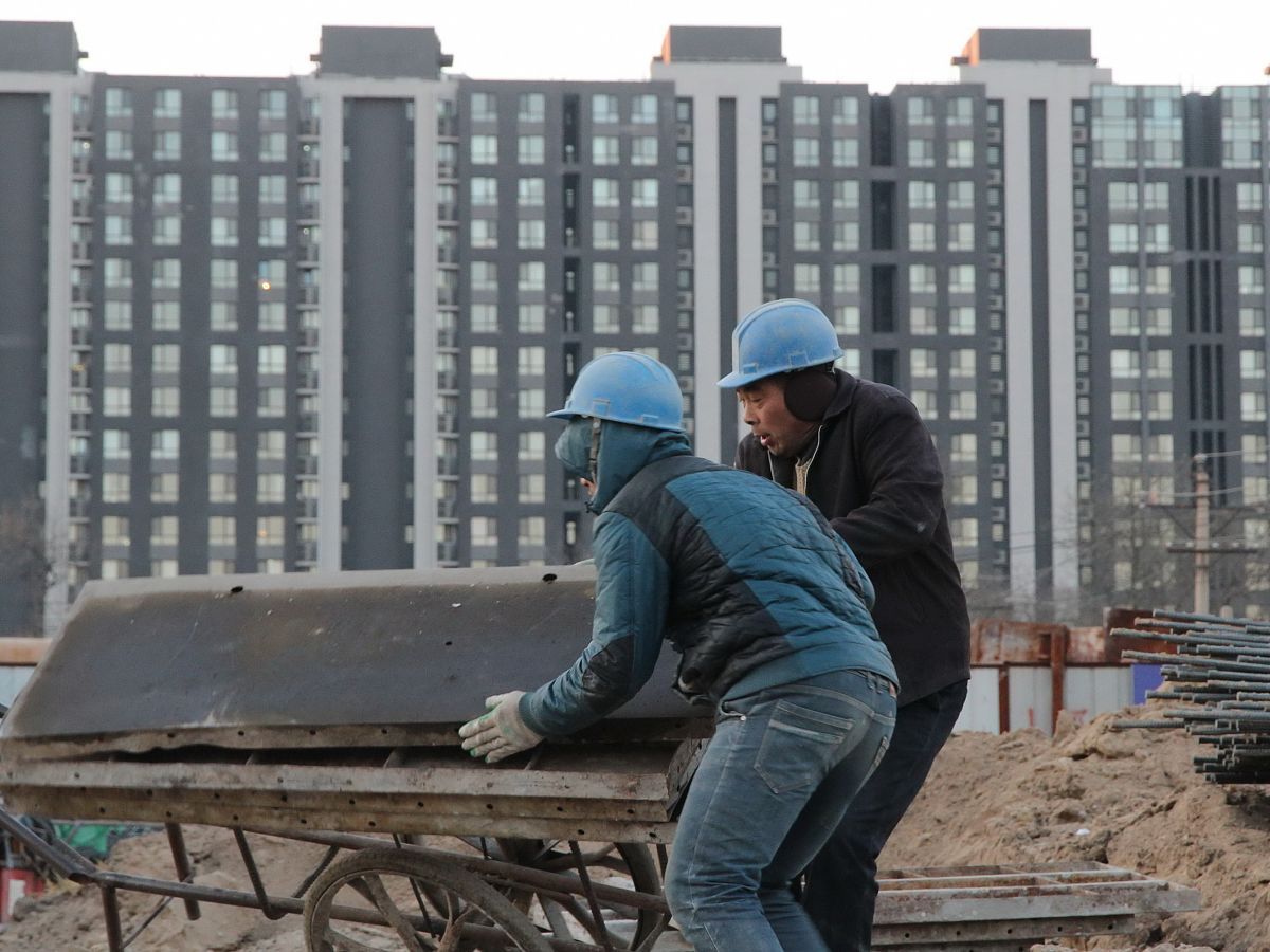 随着我国现代化建筑事业蓬勃发展建筑规模不断扩大。然而一旦发生建筑工程质量问题将直接影响公众利益和安全于是对建筑工程质量进行管理变得至关重要。目前建筑工程质量管理一般由工程监理单位在施工阶段进行质量监理而在验收阶段则由验收单位对施工完成的建筑工程进行质量验收。然而当建筑工程交付使用后出现质量问题时业主常常难以确定是由于施工过程中的监理不到位还是验收过程中的验收不到位所导致。这种情况会导致责任主体无法