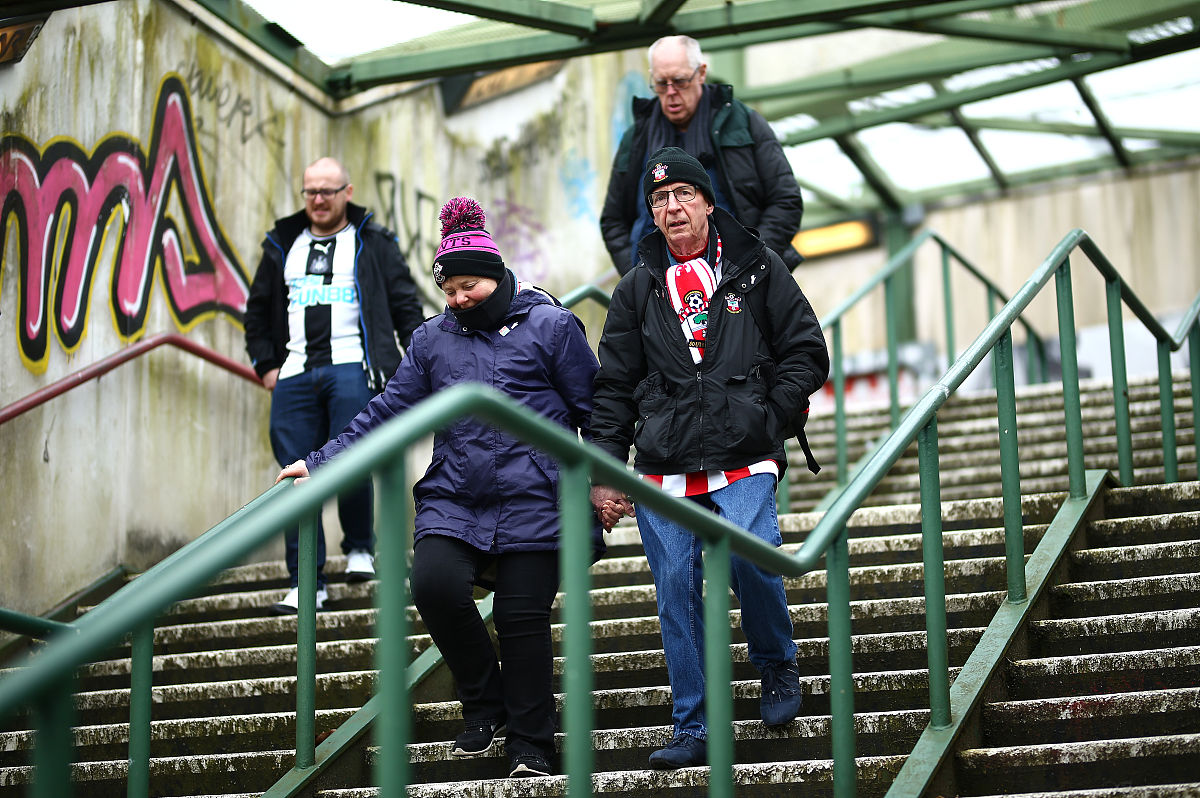 乔·格拉夫能一直坐顶级过山车真是不可思议。至少布兰登·琼斯和赖利·赫布斯特一直把他们的装备排在前十。格拉夫在质量设备方面没有前10名并且两次获得DNQd。