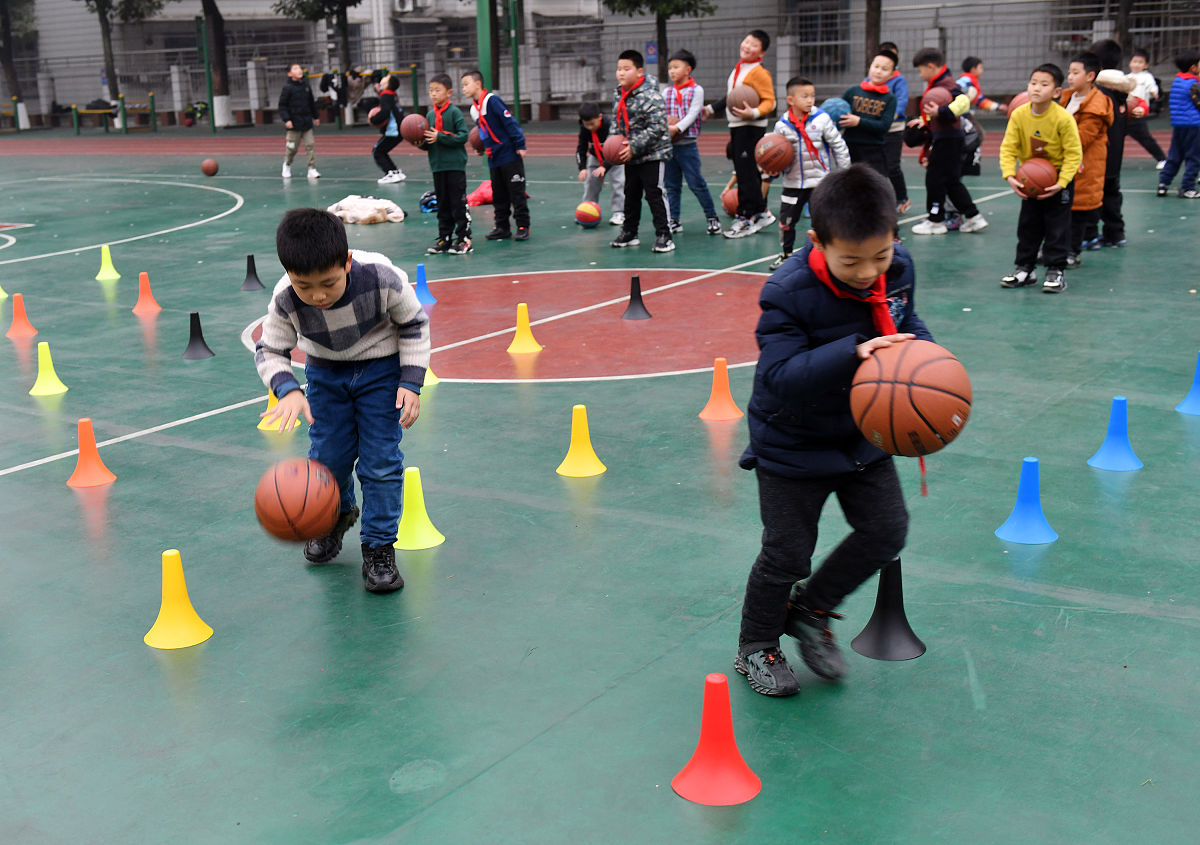 小学篮球教学内容：200字掌握基本技巧与规则