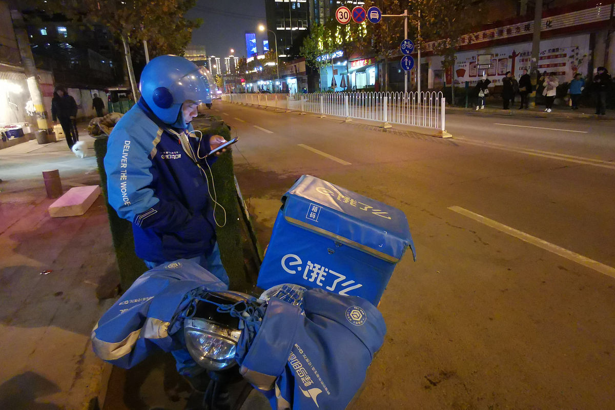 女生晚上饿了 我说点个外卖 女生说没钱不整 我该咋回复