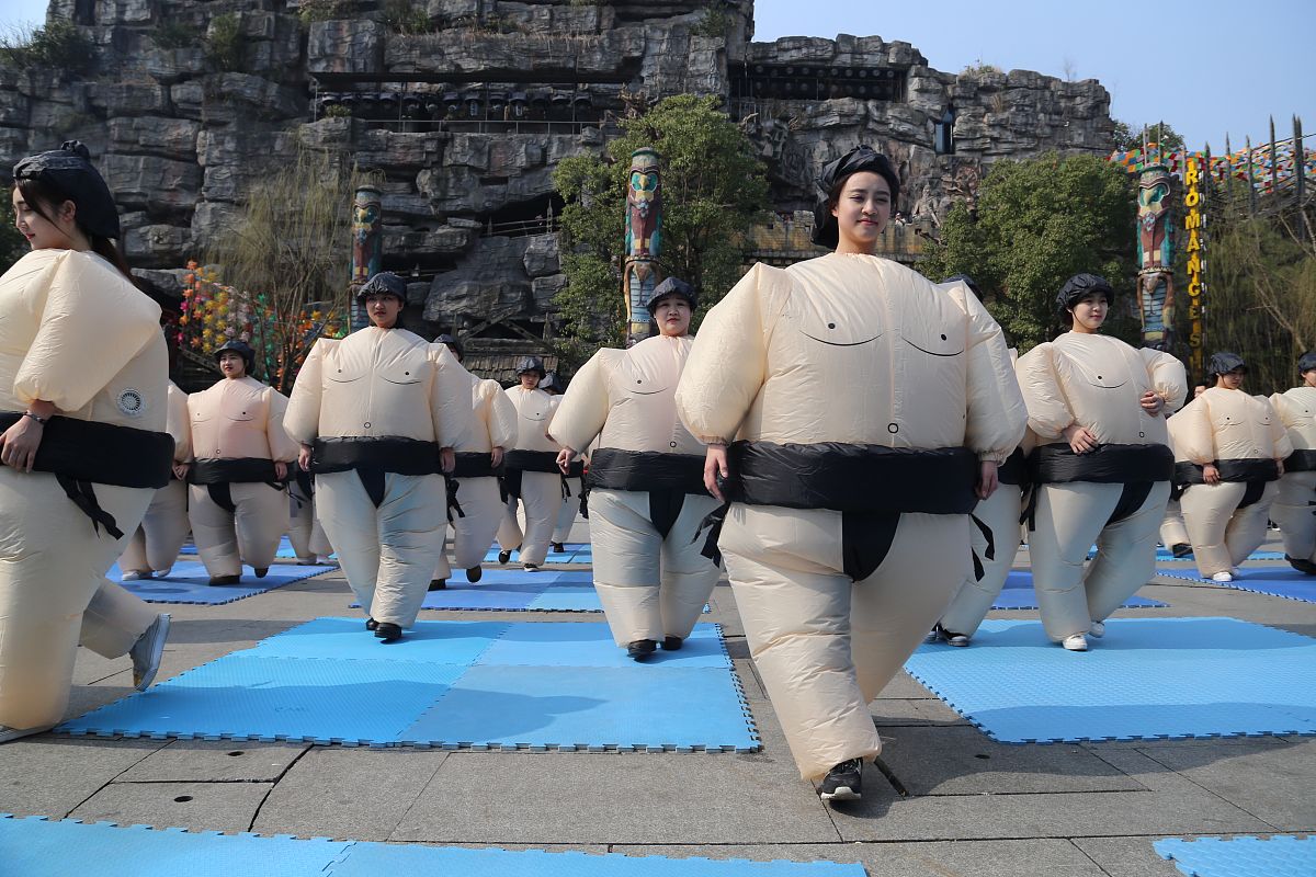 2017年3月7日,杭州一景区举行了女子相扑活动,女孩穿着充气相扑服,相