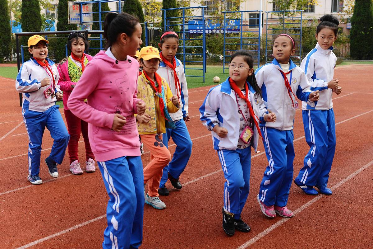 2014年10月21日,山东青岛香江路第二小学一位高年级足球队员在带领低
