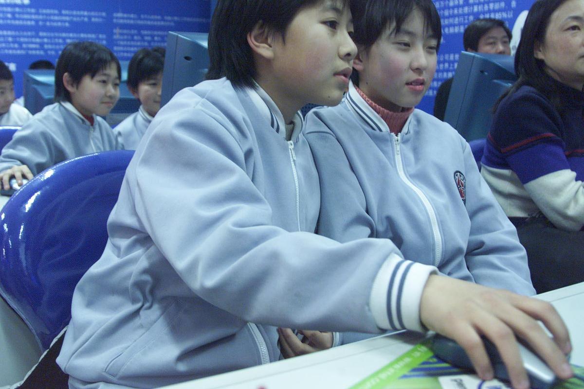 遨游在"电网"世界中的诸"小侠".+++_+++电脑普及,电脑教育,学校,学生,