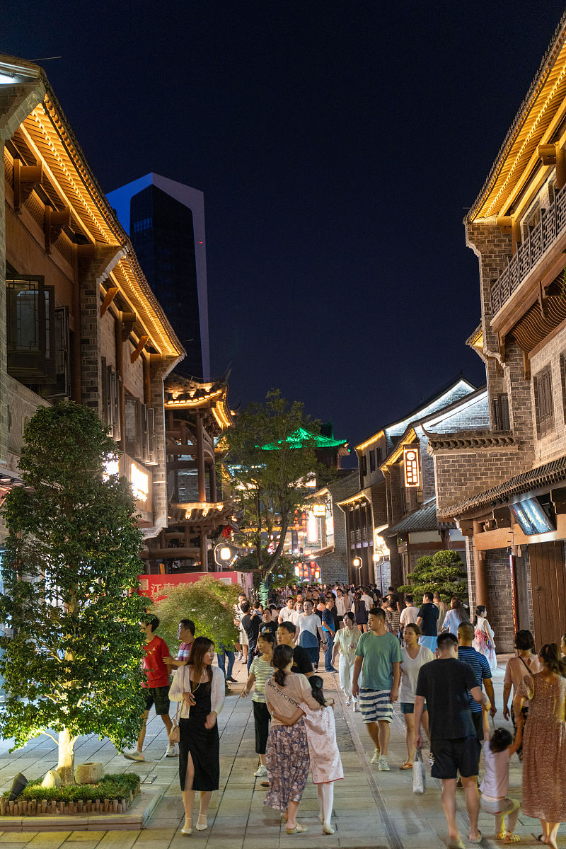 2021年9月12日,合肥,实拍仿宋朝文化商业街贡街夜色.