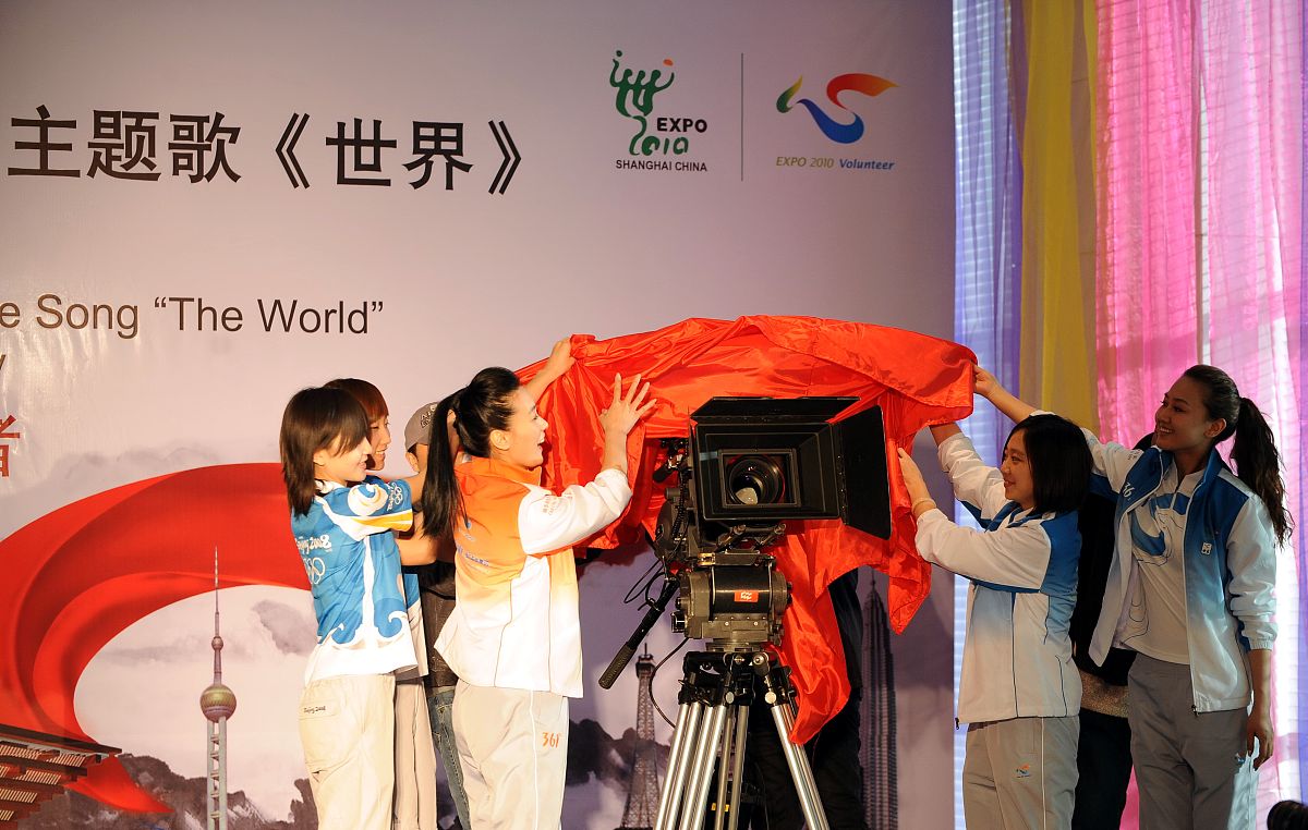 2010年3月16日,北京,中国2010年上海世博会志愿者主题歌《世界》mv开