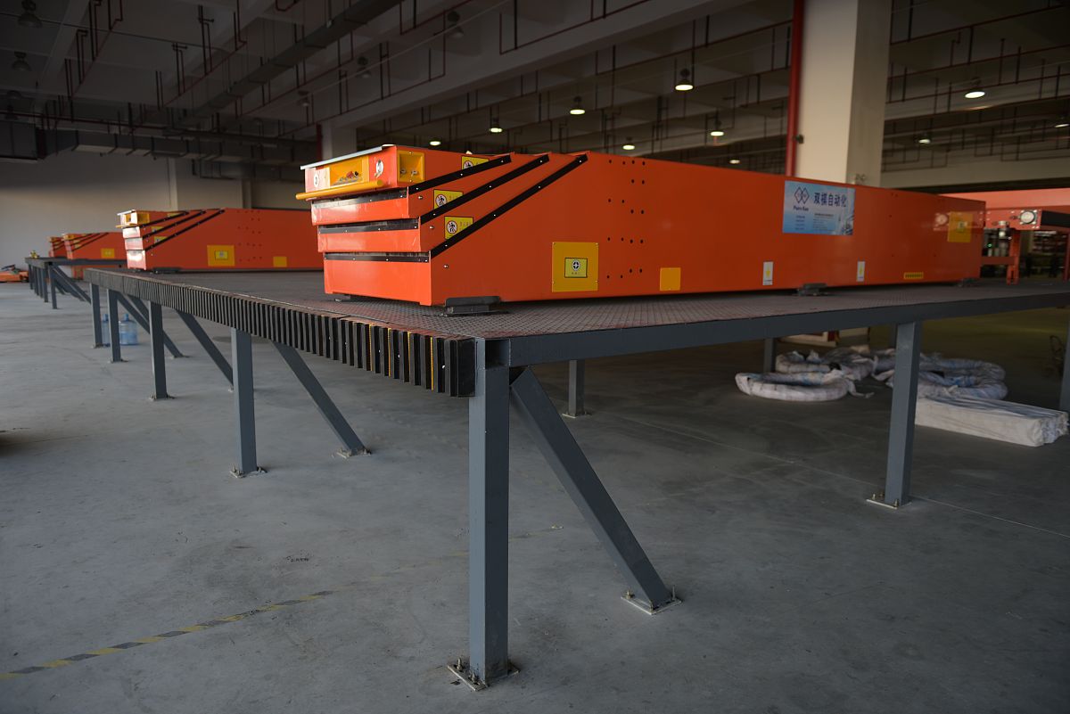 扩展描述 四轴电动载物平台的每个运动轴配置一个电机、一个驱动器、相应限位开关共配置四套通过一个可编程逻辑控制器实现对四个运动轴的控制；该可编程逻辑控制器通过网线接收来自计算机控制信息向电机驱动器发出控制脉冲驱动器将电脉冲转换为角位移控制电机的旋转电机通过同步带连接丝杠导轨通过同步传动带动丝杠的进给 实现四轴电动平台的 X、Y、Z、R 轴的位移和旋转。