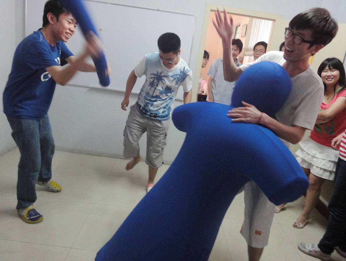 请以幽默的语气写一段升学压力大的开头