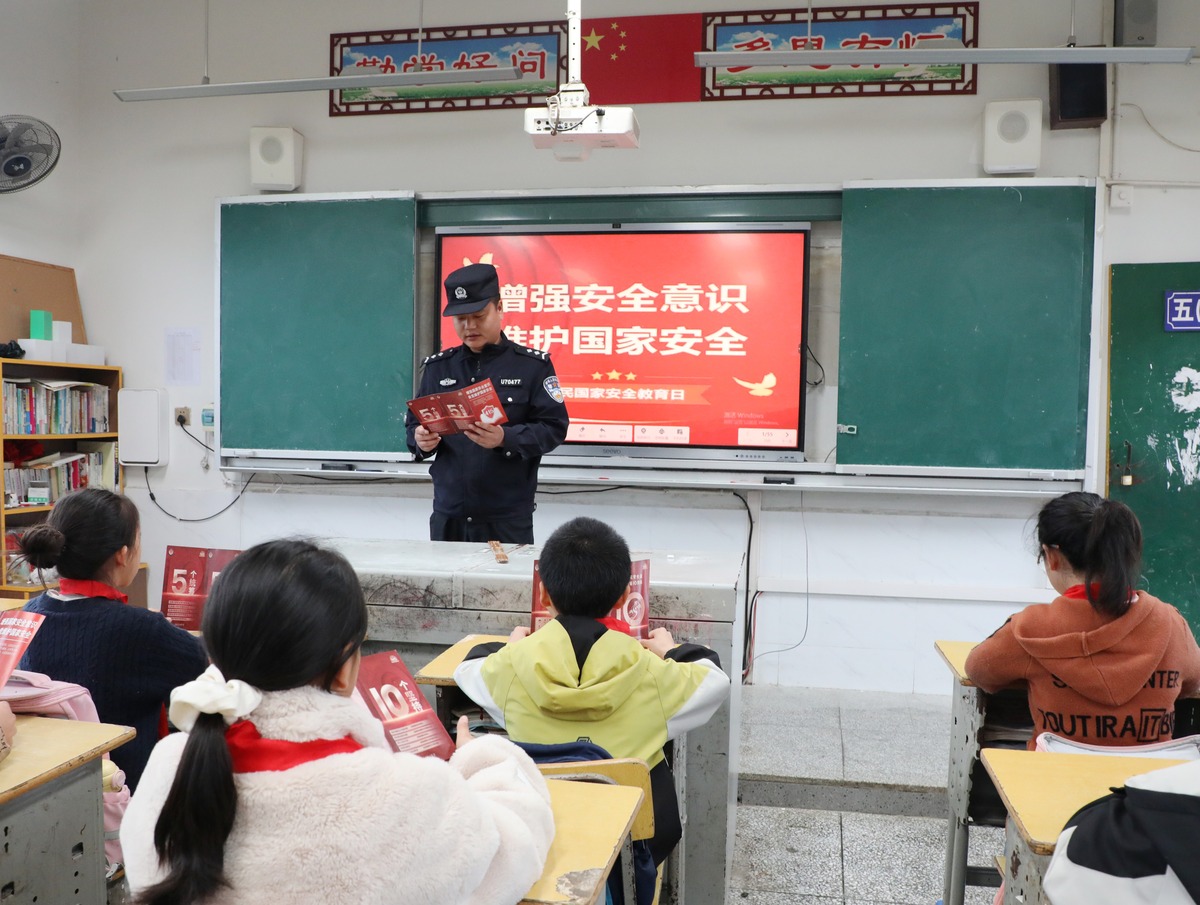 2026年4月13日,在湖南省保靖县清水坪学校,民警为学生