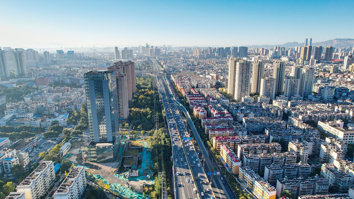 2021年11月19日,昆明市盘龙区二环快速及其周边城市建筑风光.