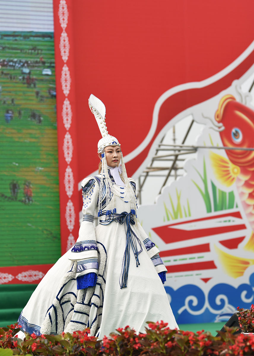 2021年7月10日,吉林松原,查干湖,独具地域特色的蒙古族服饰展.