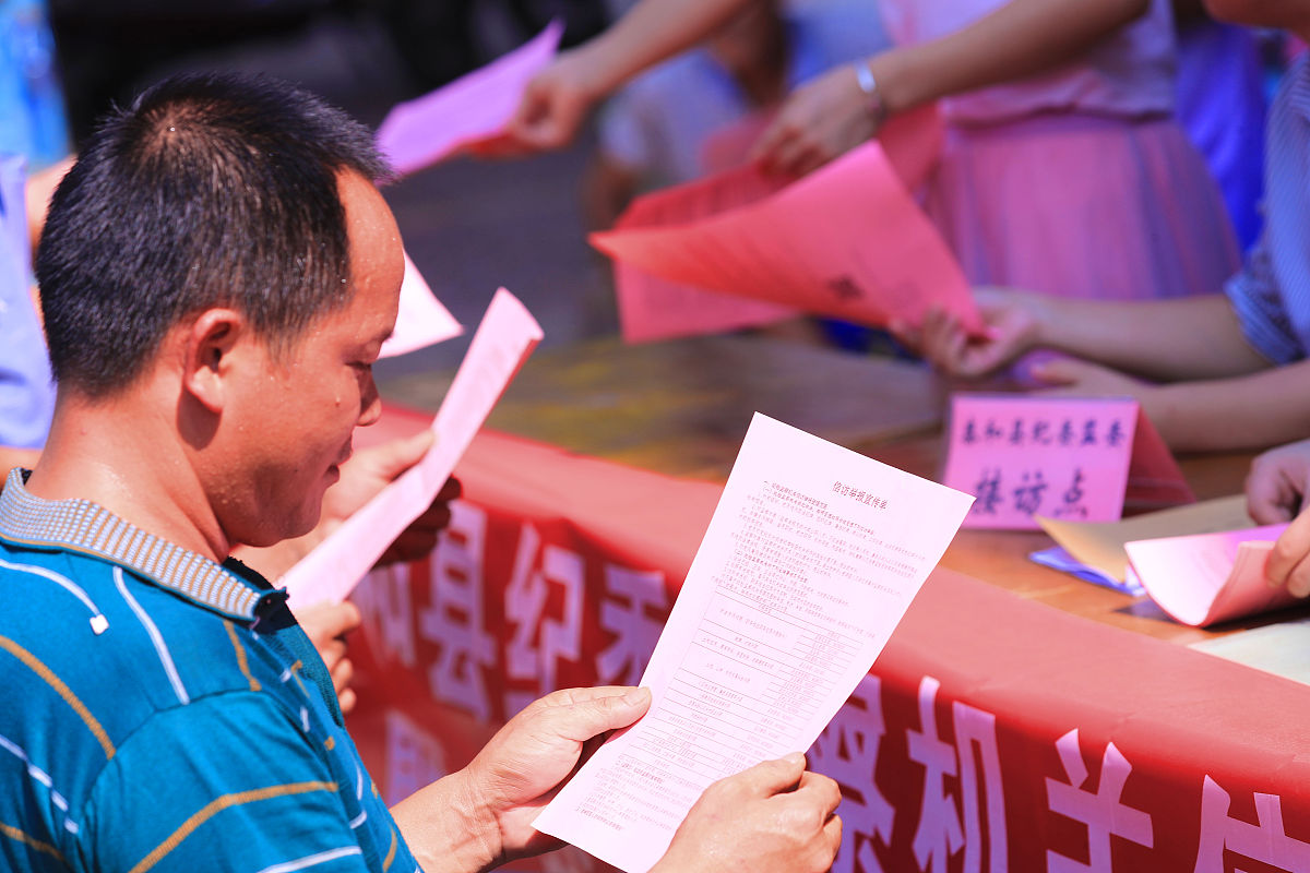 调研报告一、调研概述在8月9日上午我们乘坐飞机从呼和浩特前往通辽市展开调研工作。下午我们先后与科尔沁区信访局、政法委和大数据中心进行了交流。主要了解了区县信访局职能、财政信息化预算情况以及信访便携查询系统和重点人员监控功能等方面的情况。晚上我们拜访了莫力庙镇的相关负责人了解了基层工作模式和财政信息化预算情况。第二天上午我们驱车前往扎鲁特旗与旗县领导和相关部门进行了交流了解了旗县的财政情况、信息化预