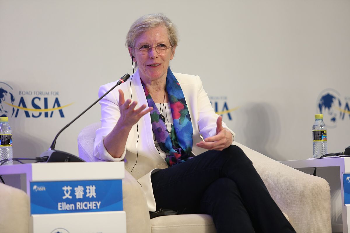 重庆女生学汽修：机遇与挑战并存