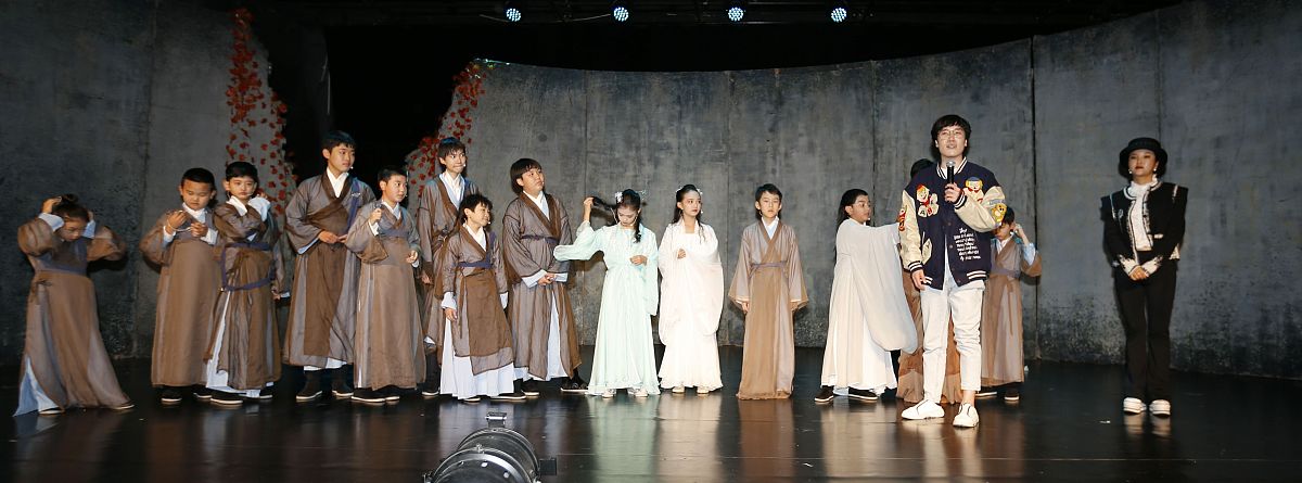 医生与女商人：话剧双主角设定及演技解析