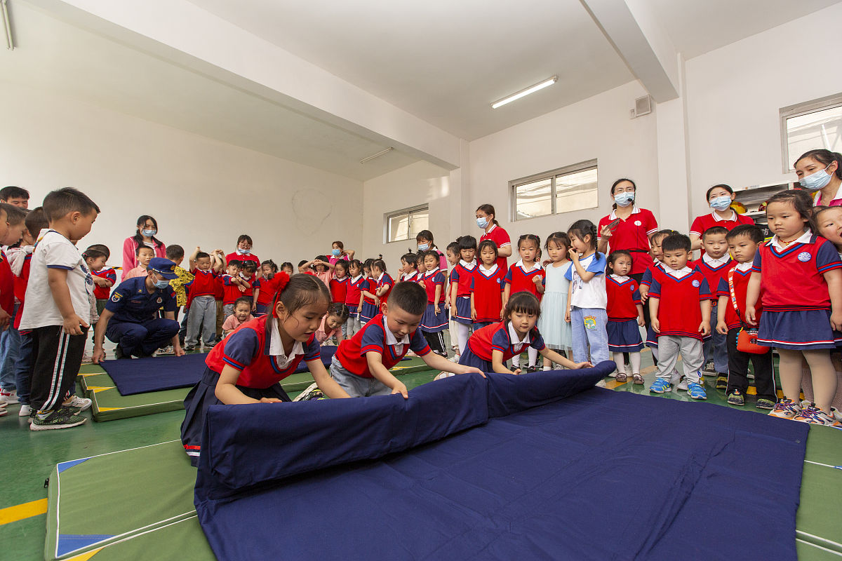 2021年5月31日,湖北省襄阳市金贝贝幼儿园小朋友在老师的带领下走进消