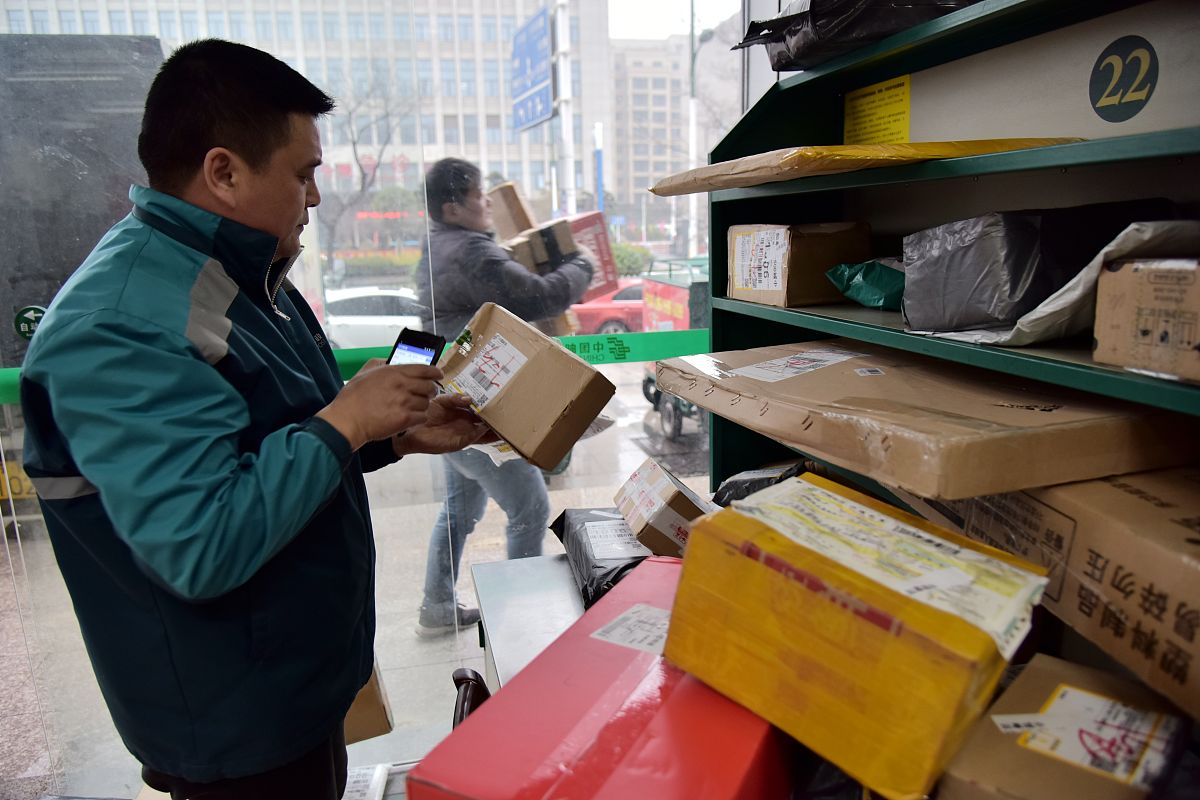 请参考以下内容重新生成一篇800汉字的原创文章。主题是：《上门取件怎么操作？操作取件有几步》语言要幽默口语化。很多人对于淘宝寄送快递不是很清楚所以想知道上门取件实际是怎么操作的所以今天就借此机会来跟大家聊聊上门取件的内容如果想要试试上门取件的朋友不妨来看下具体的操作方式。 其实很简单如果大家想要用到淘宝寄快递只需要打开菜鸟然后填写发件地址和收件地址填写好之后点击我要寄件等待快递上门取件就好可以选